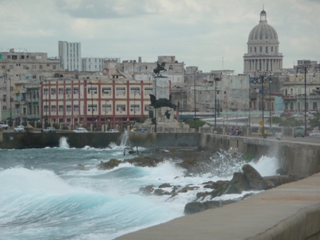 Kuba Havanna mit dem Malecon und Kapitol im Hintergrund