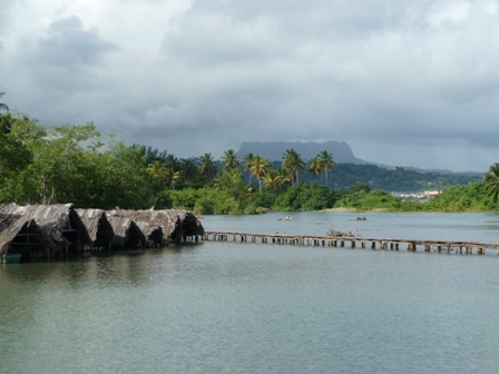 Kuba Reisen Baracoa mit seiner tropischen Landschaft und dem "El Yunque"